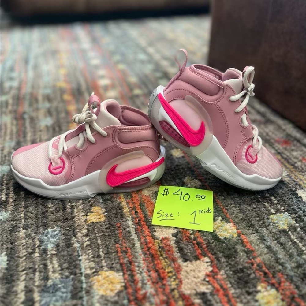 Nike Girls Size 1 Basketball Shoes in EXCELLENT condition!